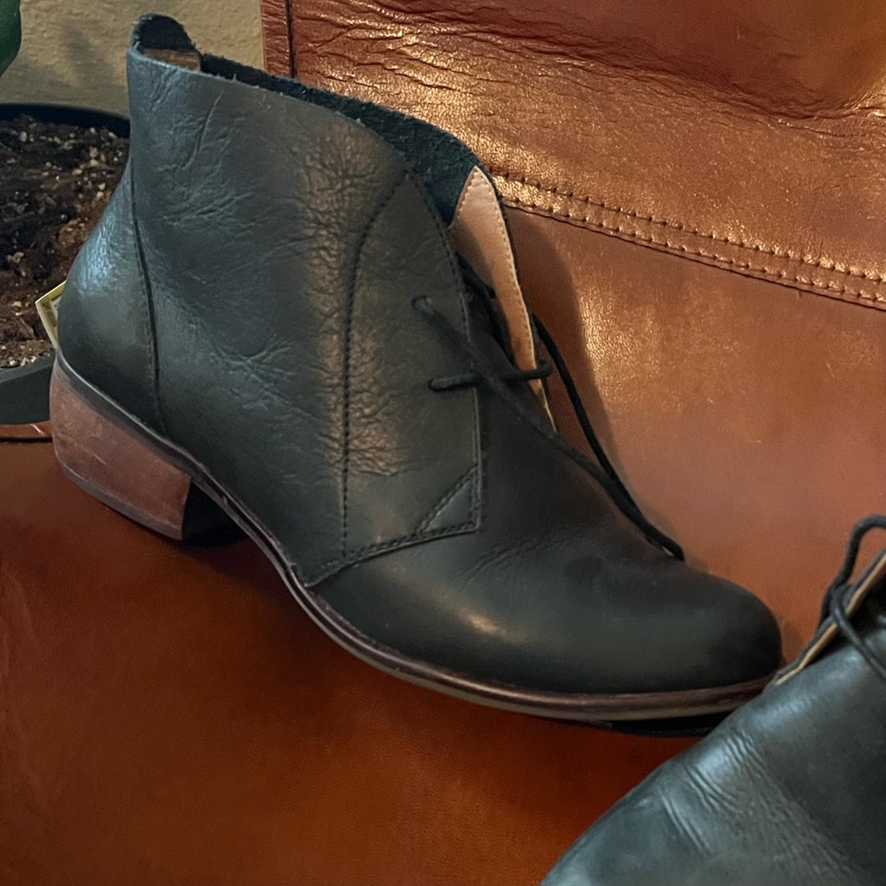 Latigo leather black booties, women 8m